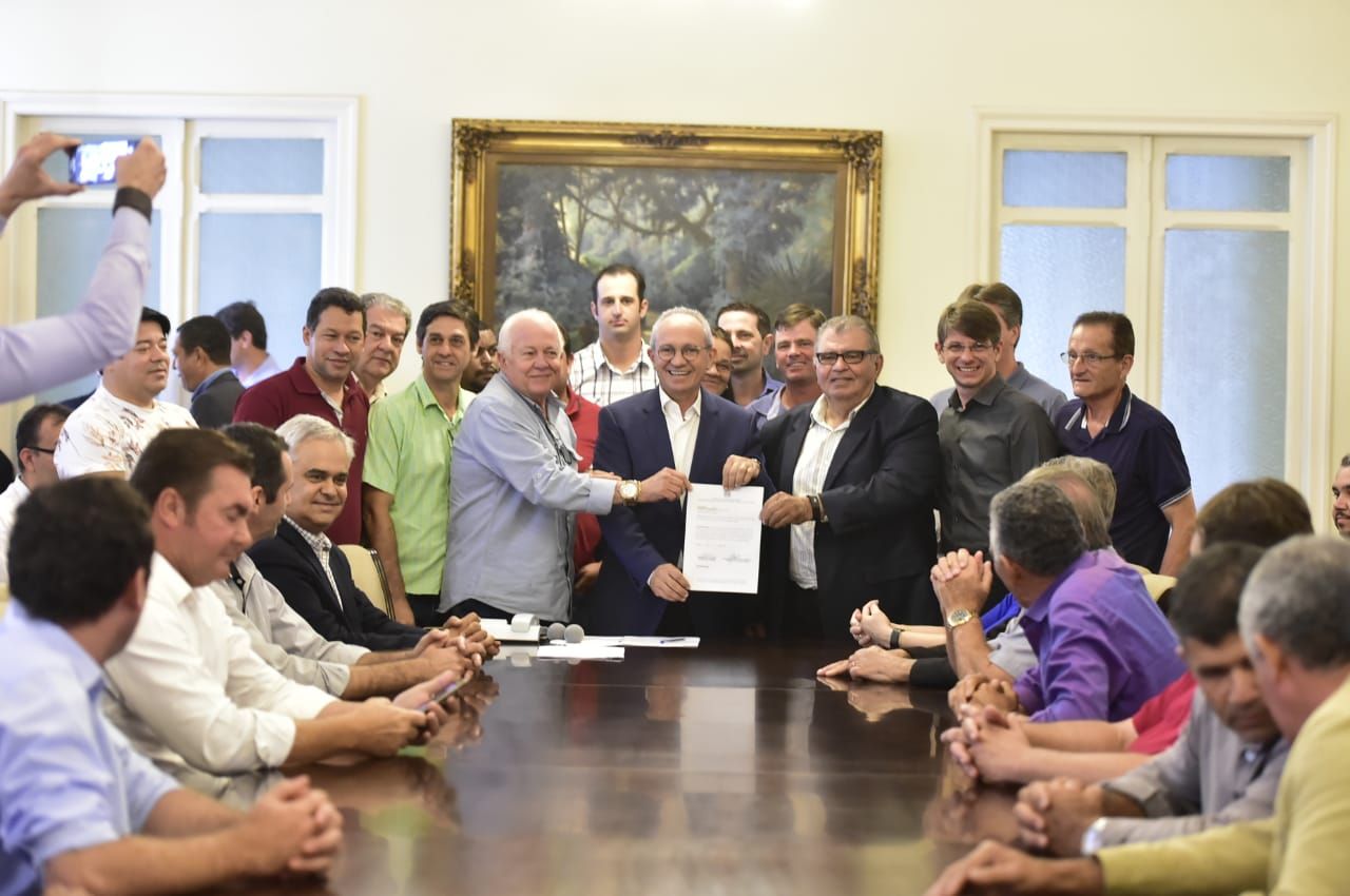 Assinatura de convênio entre Estado e municípios